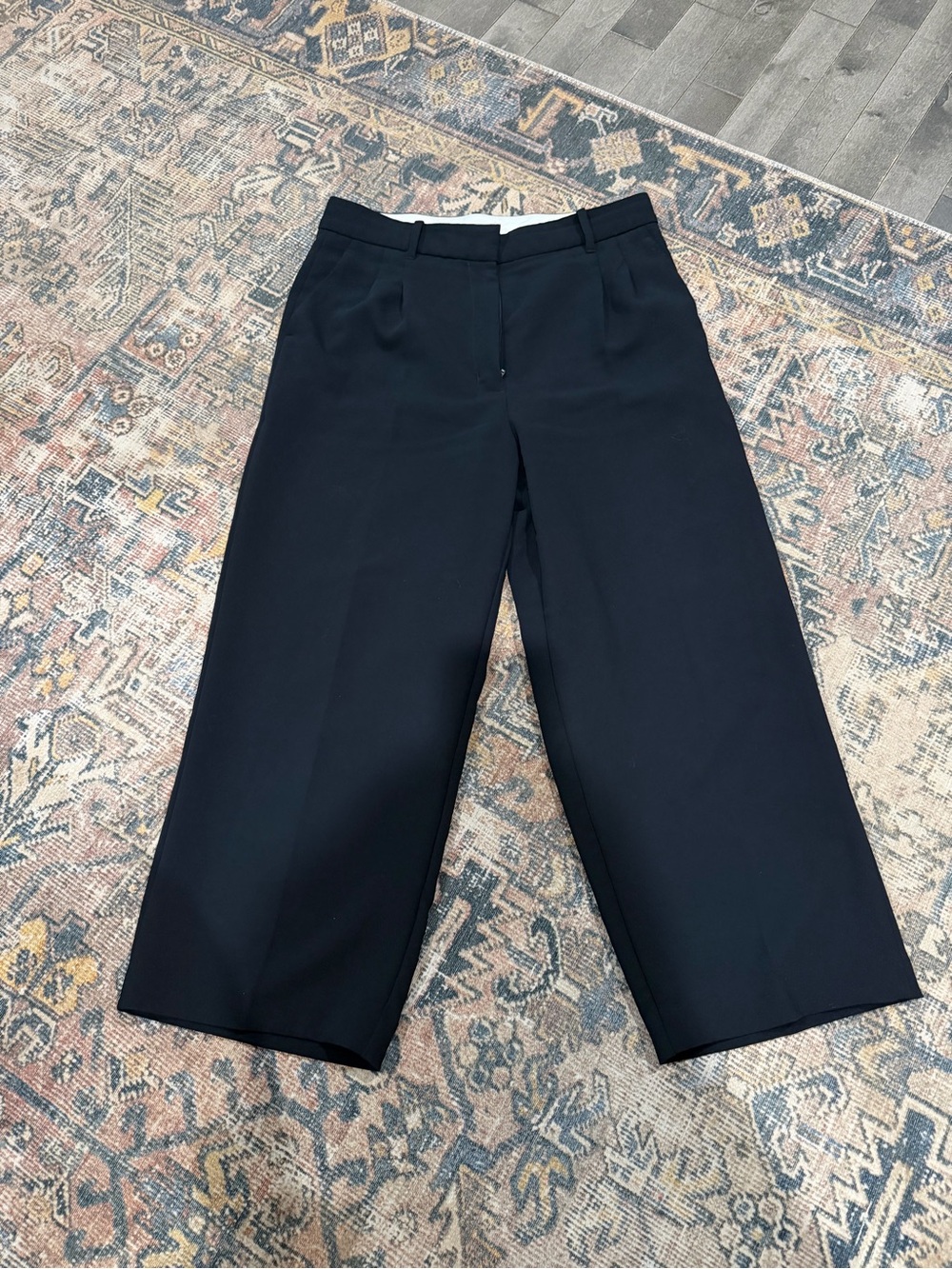 Effortless crop black